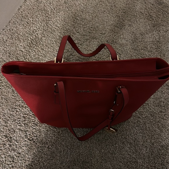 MICHAEL Michael Kors Handbags - Women's Red 'jet Set Travel' Saffiano Leather Top Zip Tote 👜 ❤️